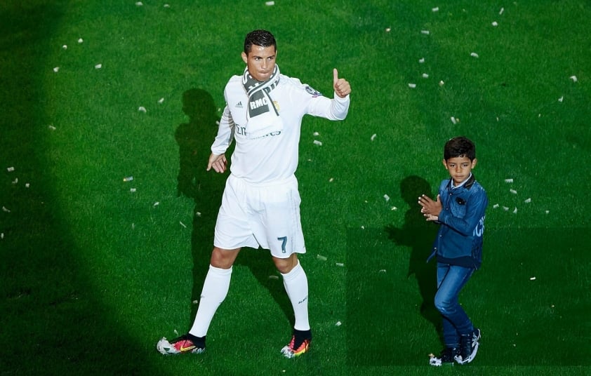 Tại sao Ronaldo chưa từng công khai 'mẹ đẻ' của Cristiano Jr? 535117